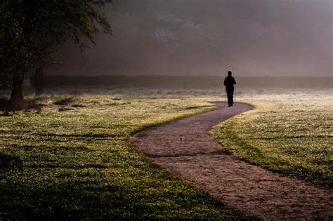  Le Bout du Chemin: Une Exploration Mélancolique du Destin et de la Solitude